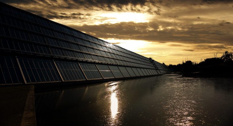 Over ons Zonnepanelen op dak die zonne-energie omzetten in elektriciteit voor huizen en bedrijven