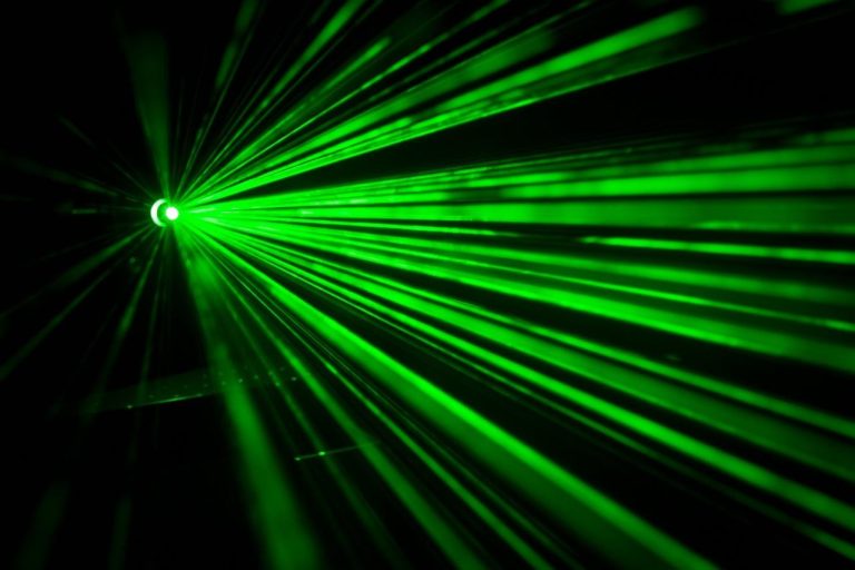 Over ons Lasergamen spelers spelen in een spannende interactieve ervaring met immersieve decoraties en thematische verlichting