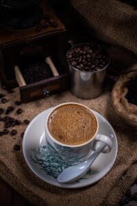 Beroemdheden Moderne koffiemachine op kantoor voor espresso en cappuccino's van baristakwaliteit