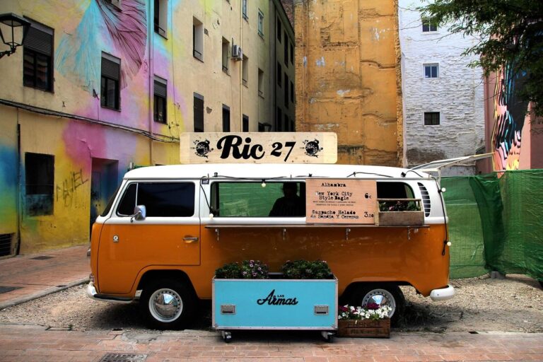 Home Sfeer van foodtruck festivals met diverse mobiele eetkraampjes, gasten en gezellige ambiance
